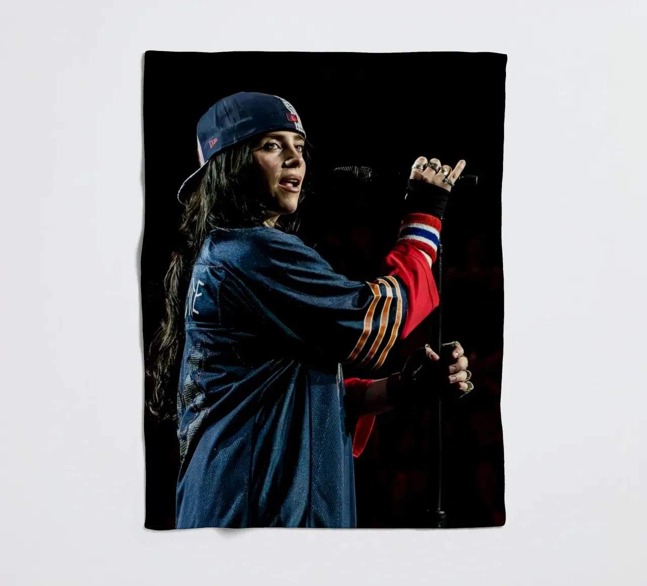 Billie Eilish coperta in pile da Musadad Shop
