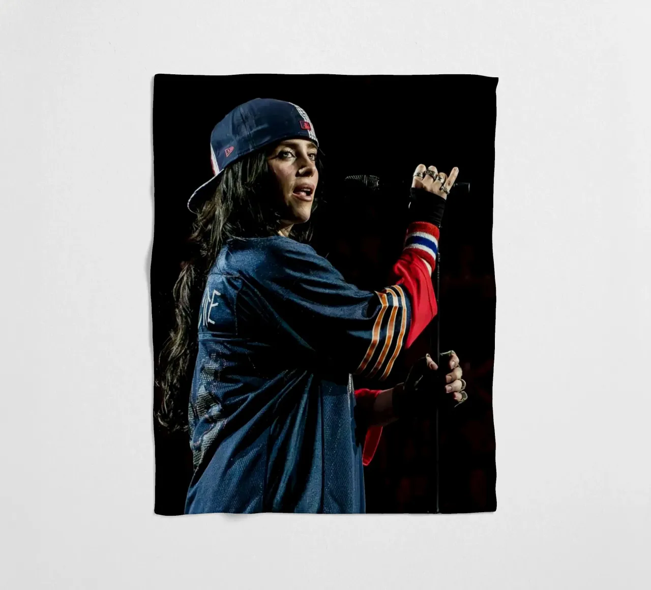 Billie Eilish coperta in pile da Musadad Shop