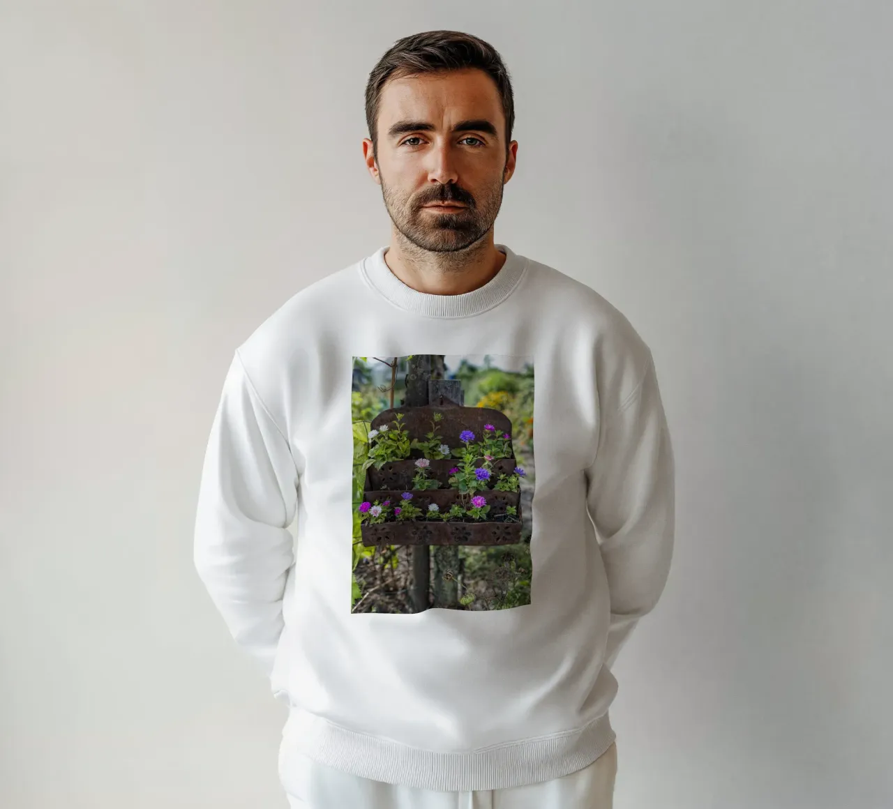Cestino di metallo arrugginito con fiori felpa da Curious Collections by Marielle Leenders
