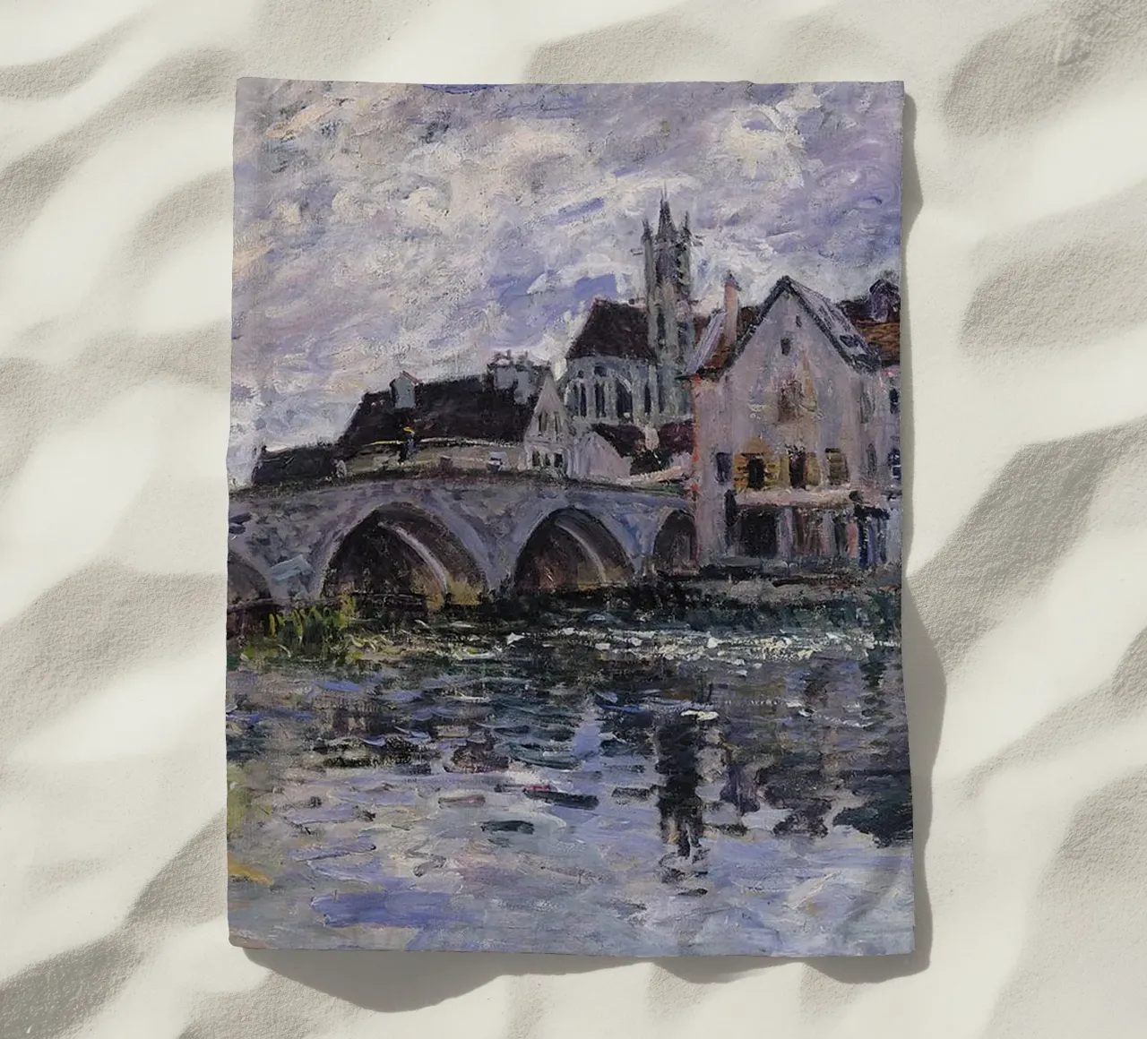 Il ponte di Moret sur Loing di Alfred Sisley telo mare da RodneyArt