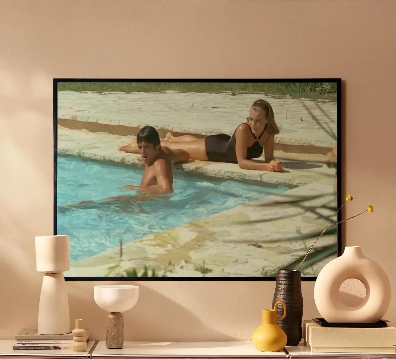 Romanticismo a bordo piscina La Piscine poster con telaio in legno da Queenshop