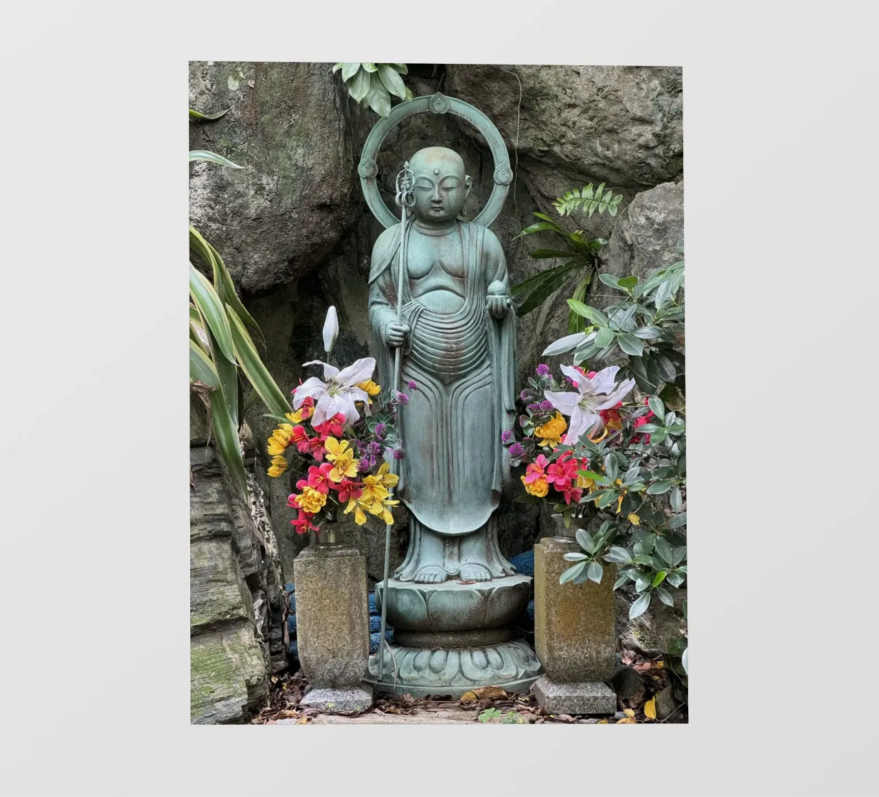 Guardiano della pace in un giardino giapponese telo in pvc da byrieneke