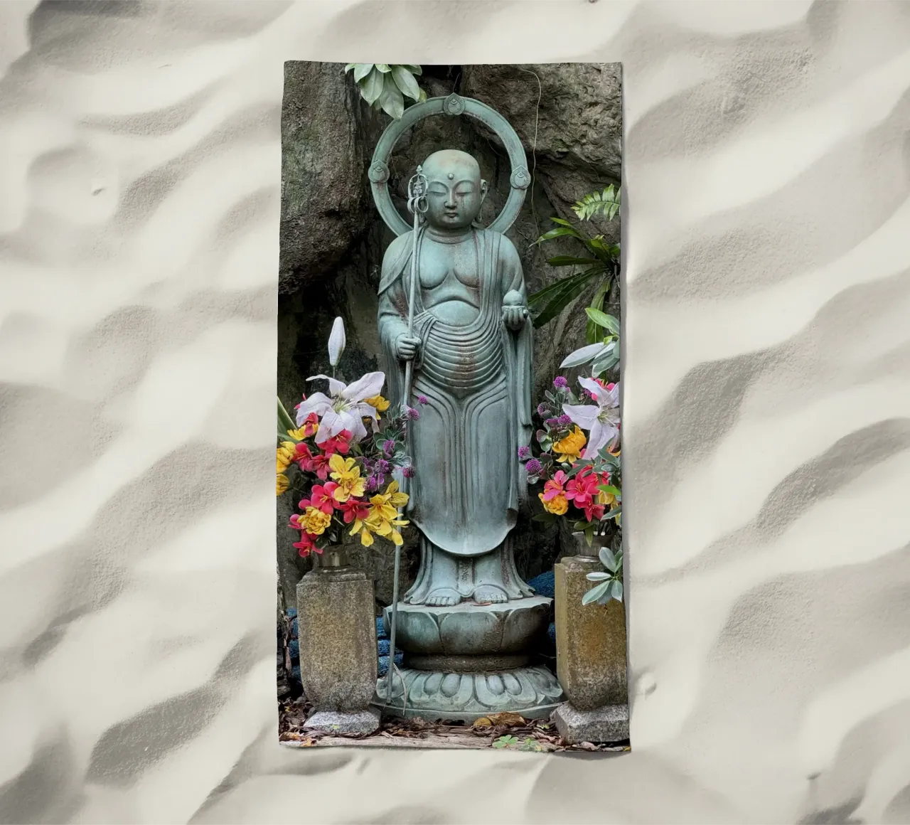 Guardiano della pace in un giardino giapponese telo mare da byrieneke
