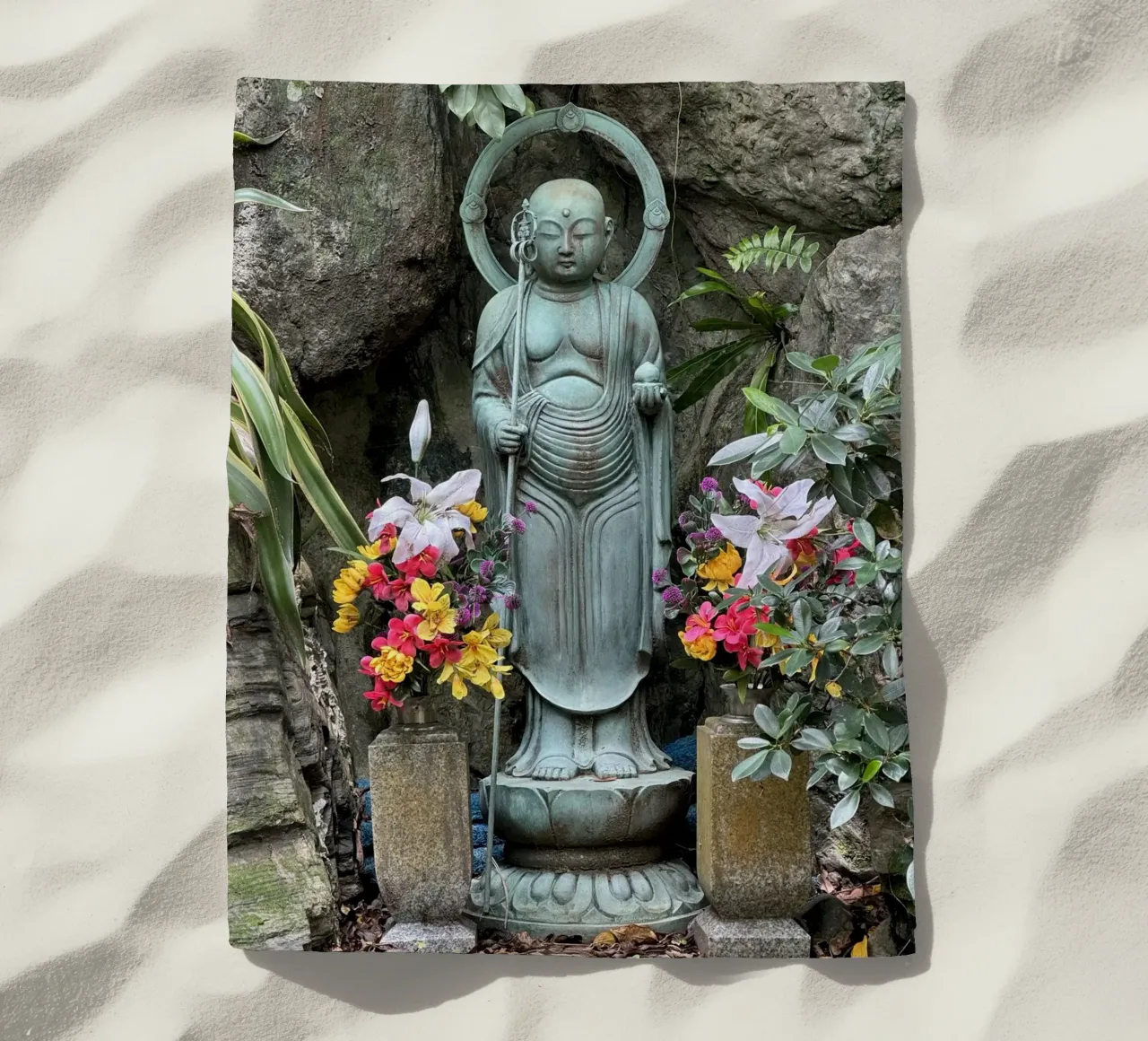 Guardiano della pace in un giardino giapponese telo mare da byrieneke