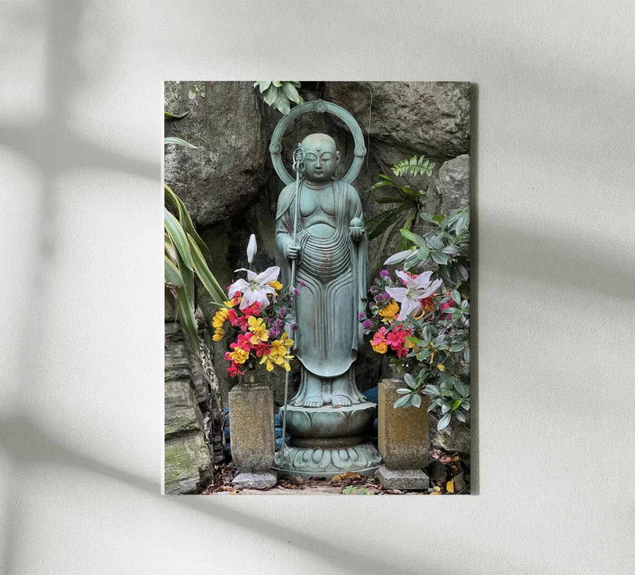 Guardiano della pace in un giardino giapponese tela con Cornice a cassetta da byrieneke