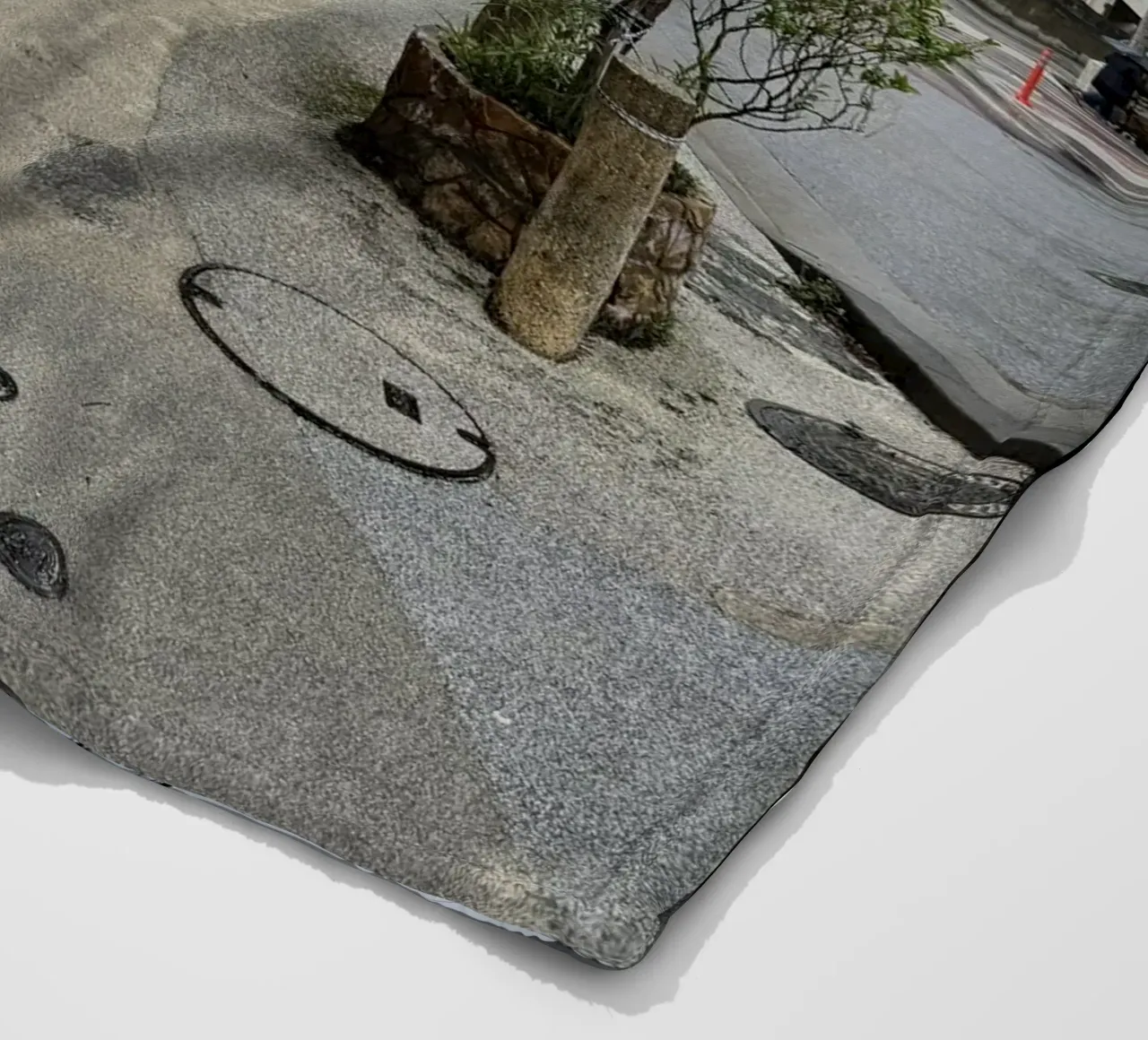 Strada vuota a Naha, Okinawa coperta in pile da byrieneke