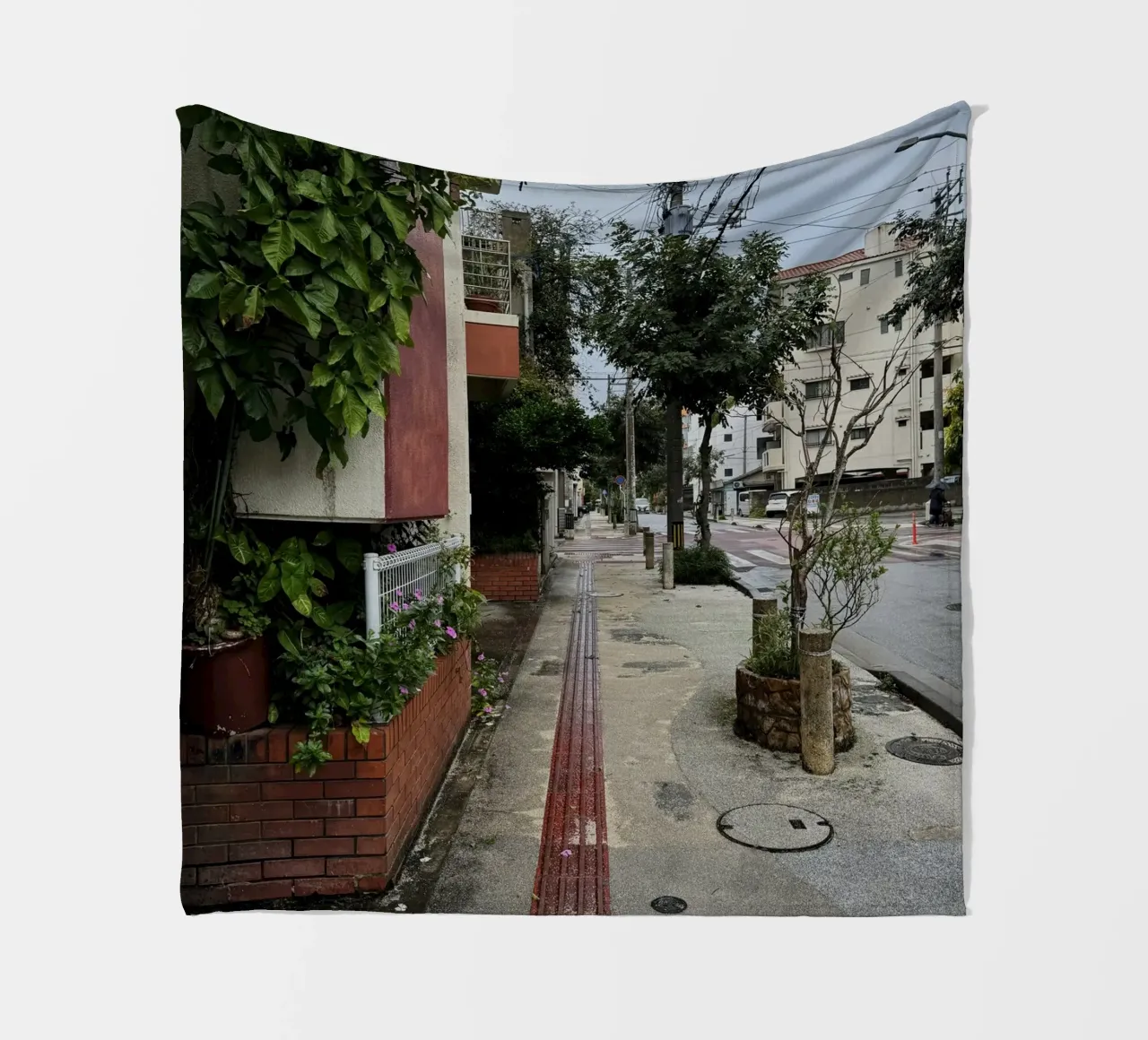 Strada vuota a Naha, Okinawa coperta in pile da byrieneke