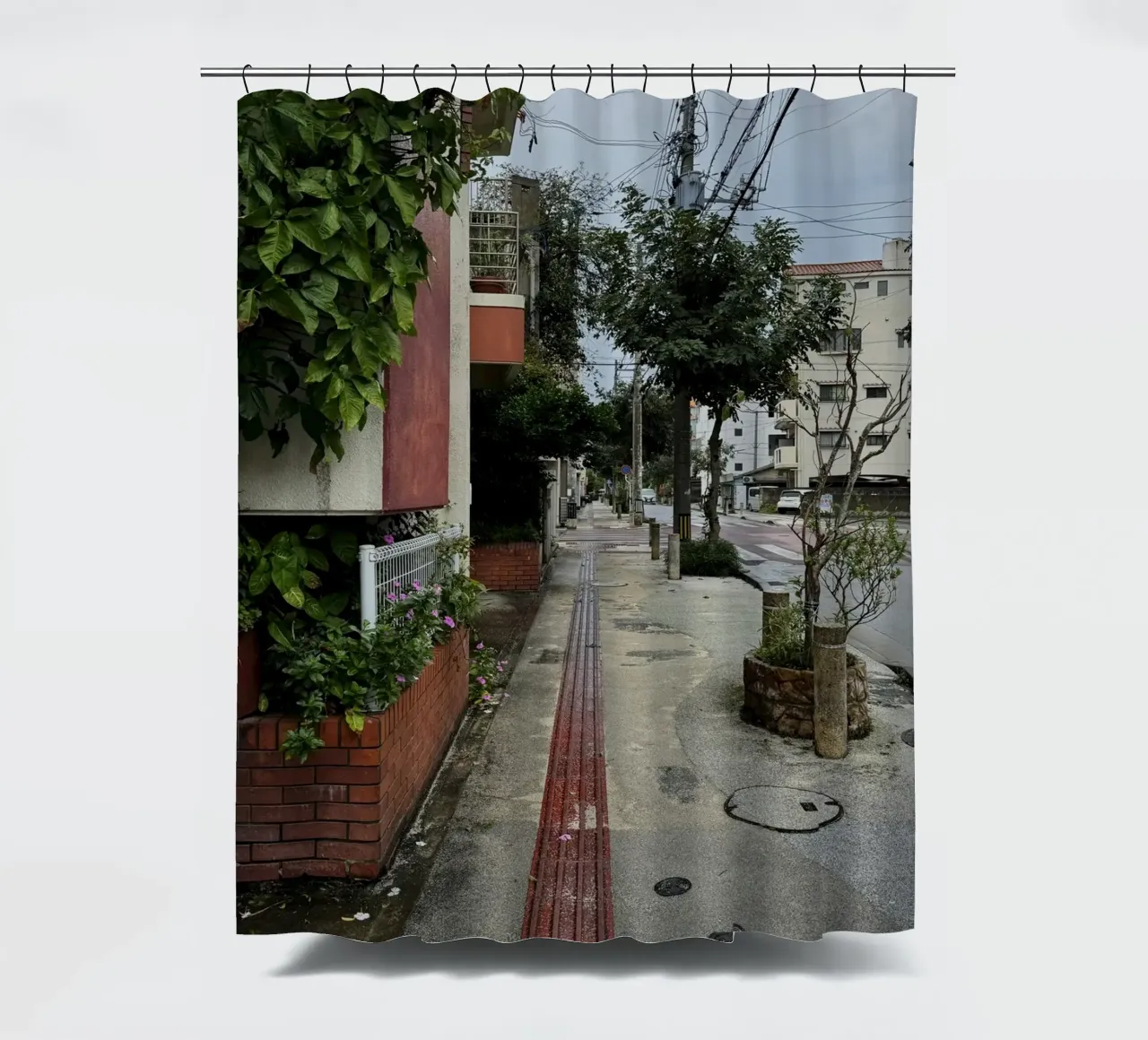 Strada vuota a Naha, Okinawa tenda da doccia da byrieneke
