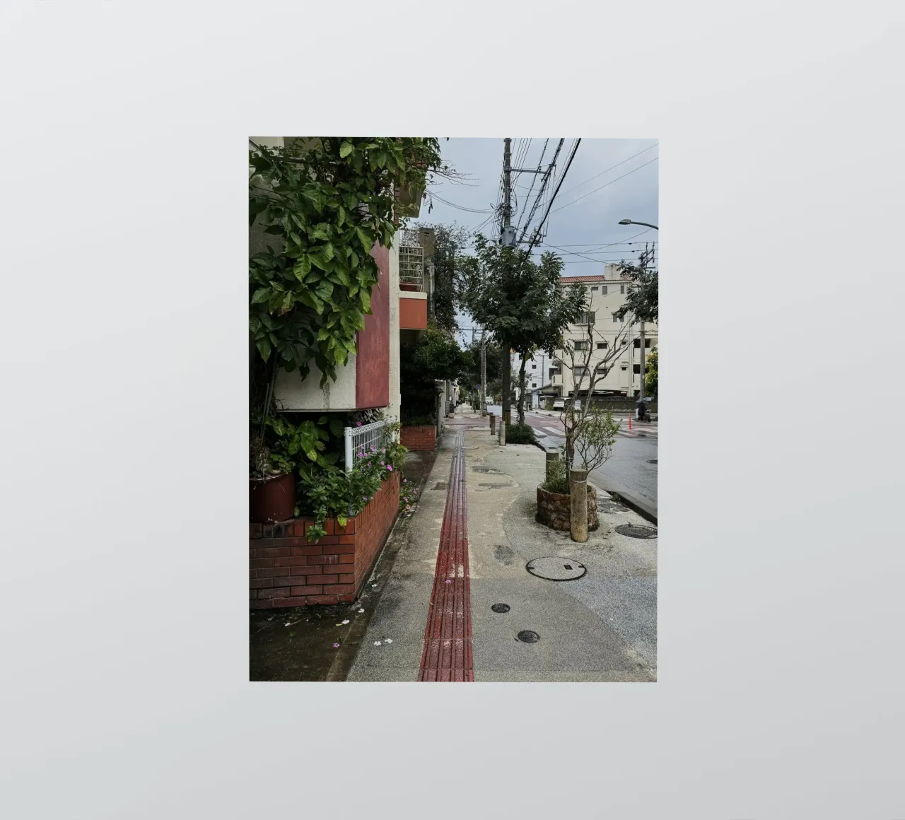 Strada vuota a Naha, Okinawa adesivo da byrieneke