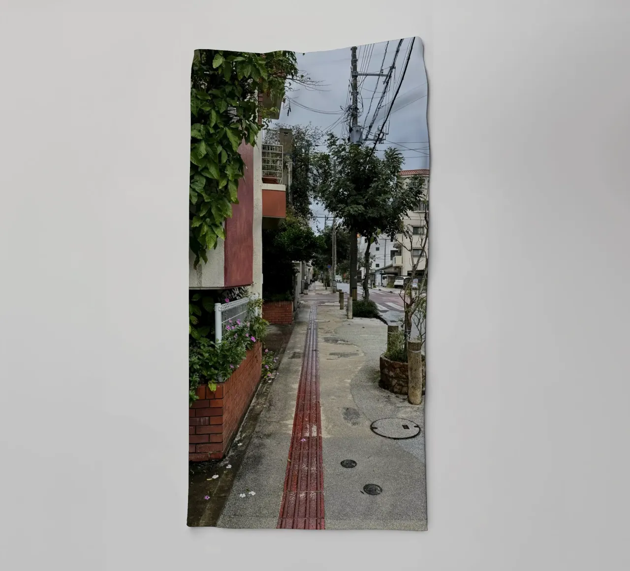 Strada vuota a Naha, Okinawa asciugamano da bagno da byrieneke