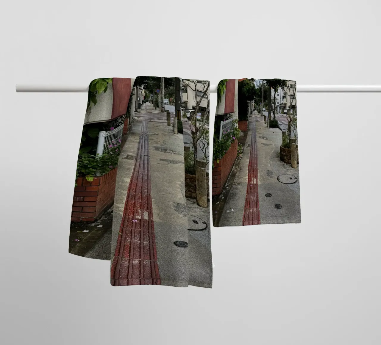 Strada vuota a Naha, Okinawa asciugamano da bagno da byrieneke