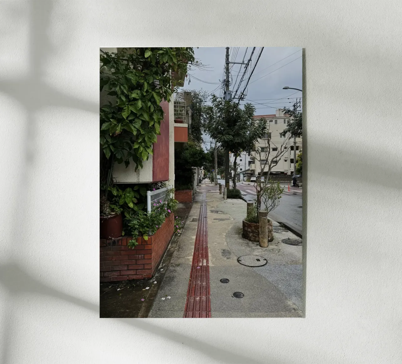 Strada vuota a Naha, Okinawa plexiglass da byrieneke