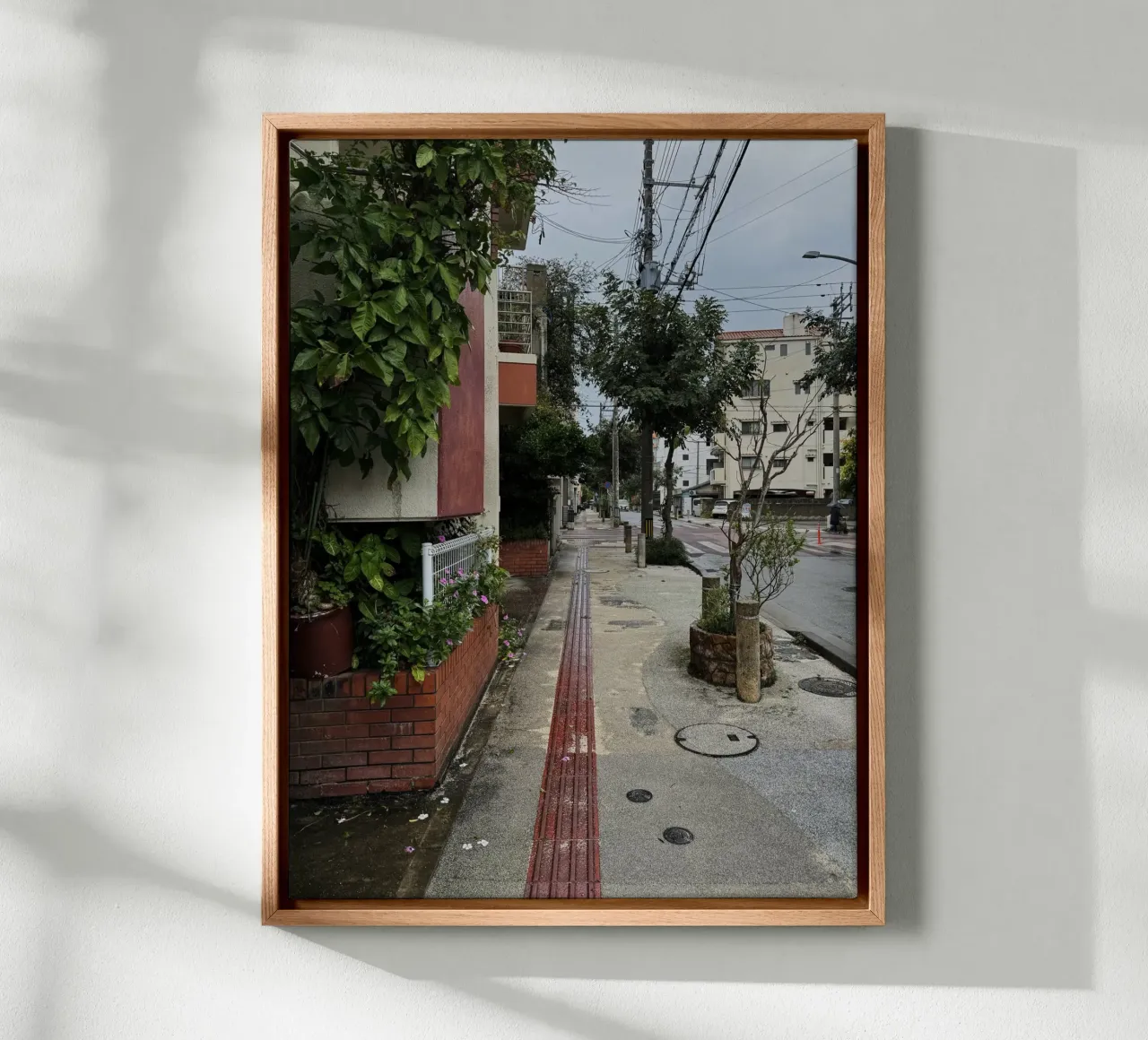 Strada vuota a Naha, Okinawa tela da byrieneke