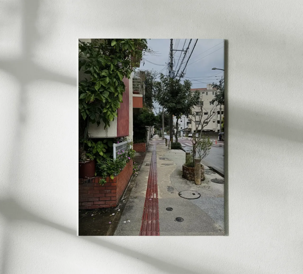 Strada vuota a Naha, Okinawa tela da byrieneke