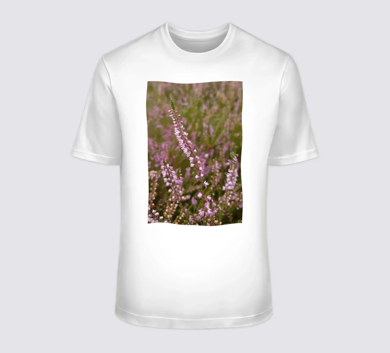 Fiori di erica rosa e viola t-shirt da byrieneke