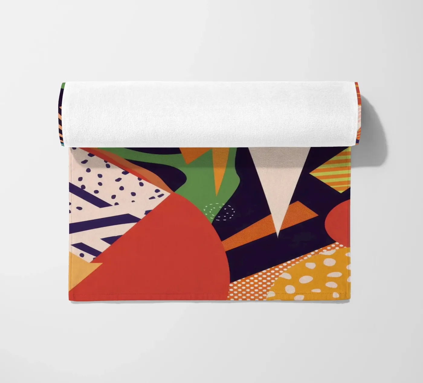 Lebendige Muster-Collage Strandtuch von Frosh Pallete
