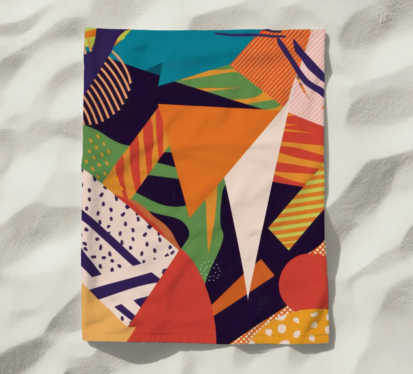 Lebendige Muster-Collage Strandtuch von Frosh Pallete