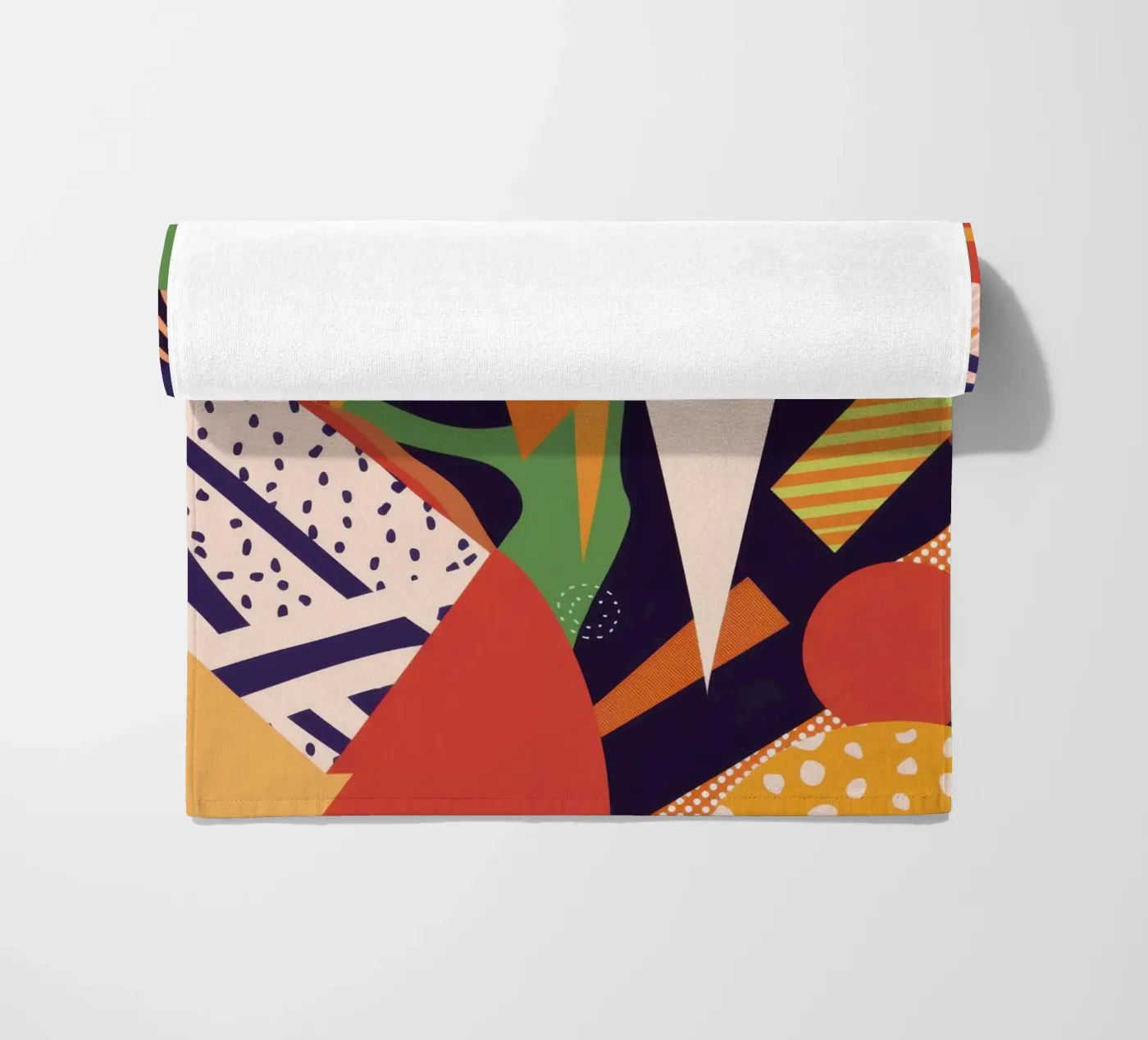 Lebendige Muster-Collage Strandtuch von Frosh Pallete