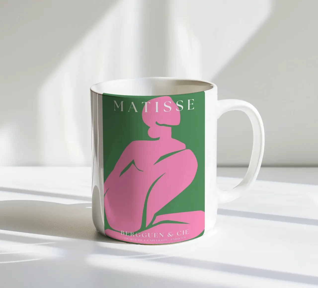 Silhouette minimalista rosa-nudo ispirata a Matisse su verde tazza in ceramica da The Art Club