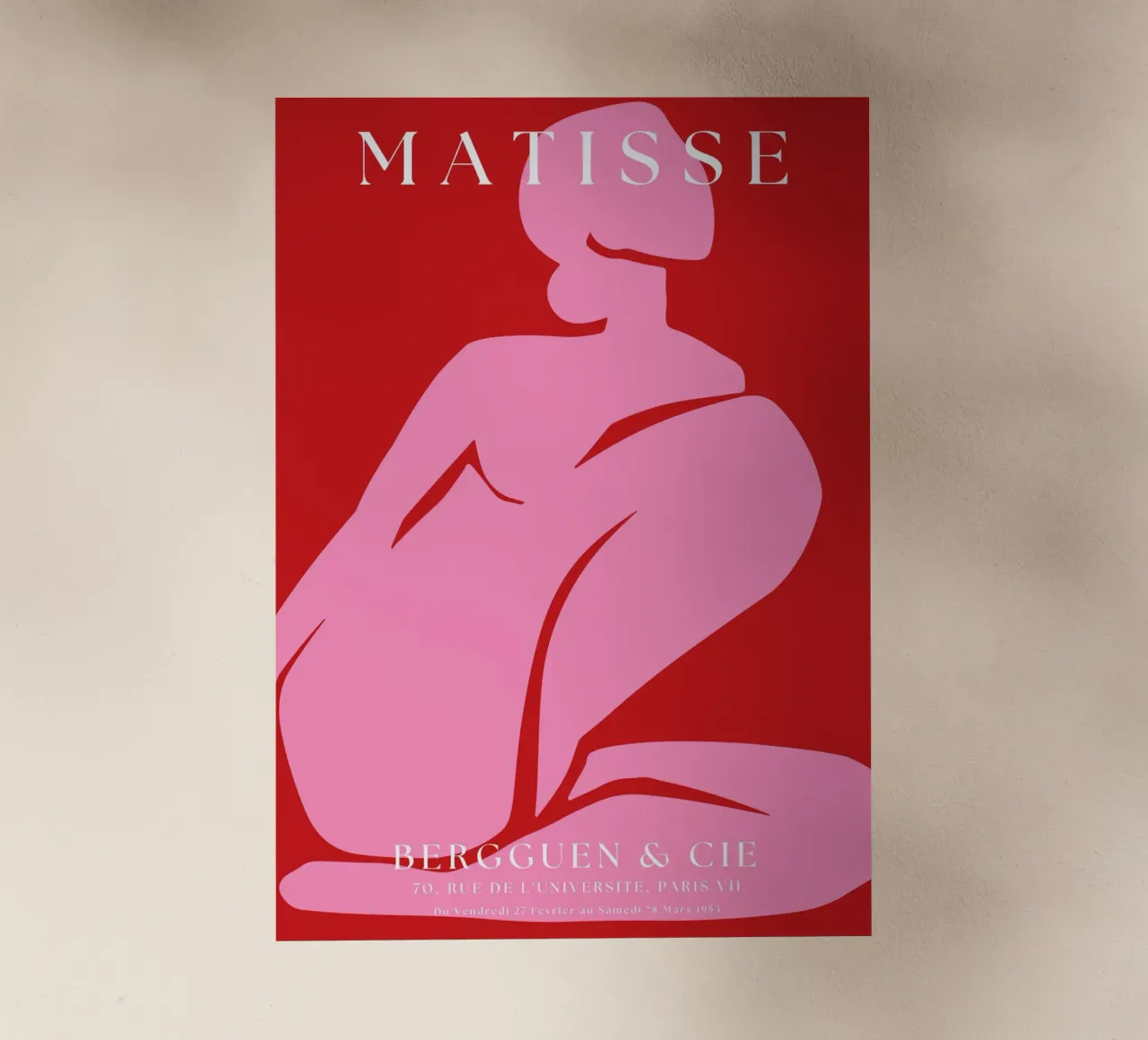 Forma femminile astratta di colore rosa su sfondo rosso audace pellicola backlit da The Art Club
