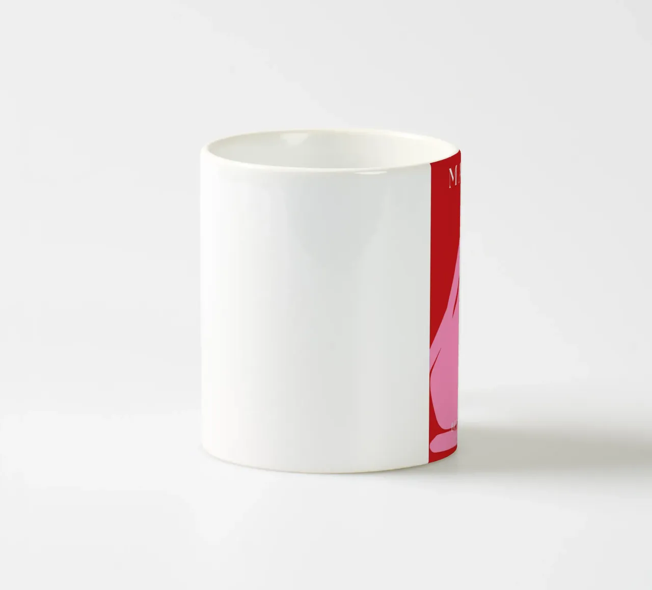 Forma femminile astratta di colore rosa su sfondo rosso audace tazza in ceramica da The Art Club