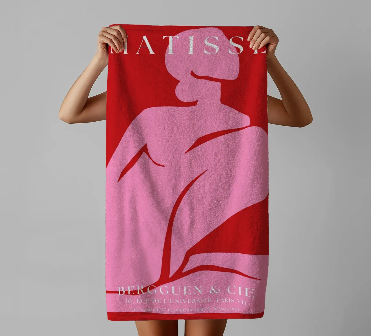 Forma femminile astratta di colore rosa su sfondo rosso audace asciugamano da bagno da The Art Club