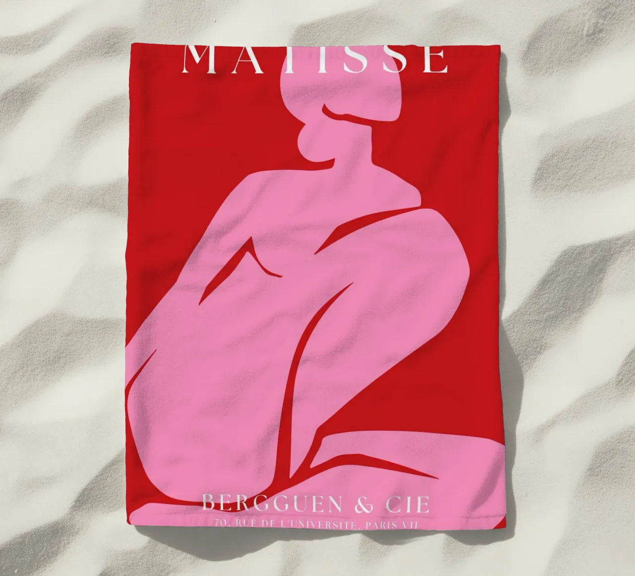 Forma femminile astratta di colore rosa su sfondo rosso audace telo mare da The Art Club