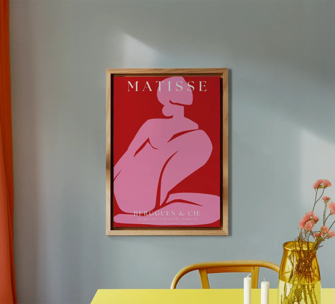 Forma femminile astratta di colore rosa su sfondo rosso audace alluminio dibond da The Art Club