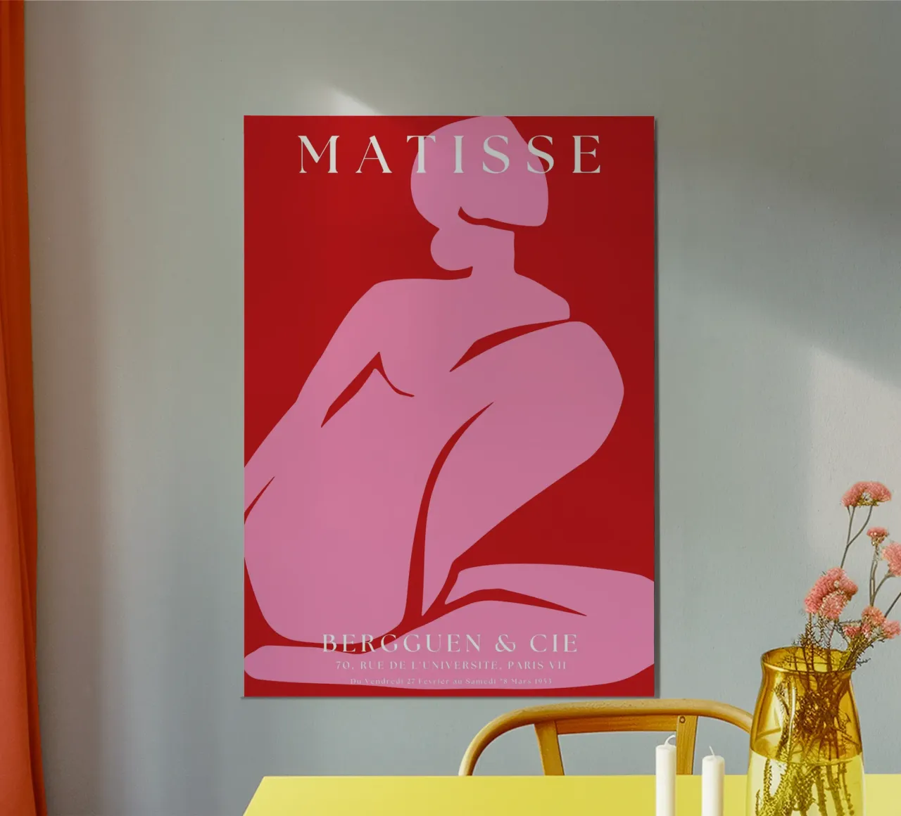 Forma femminile astratta di colore rosa su sfondo rosso audace alluminio dibond da The Art Club