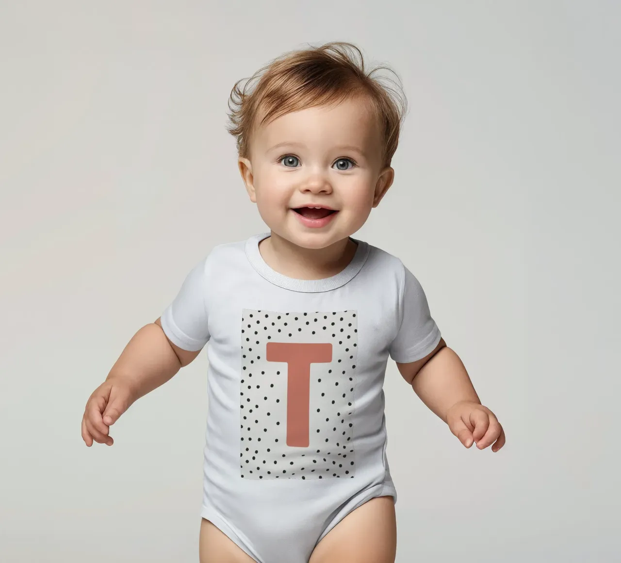 Iniziale T su motivo a pois - stile scandinavo body neonato maniche corte da KidzStudio