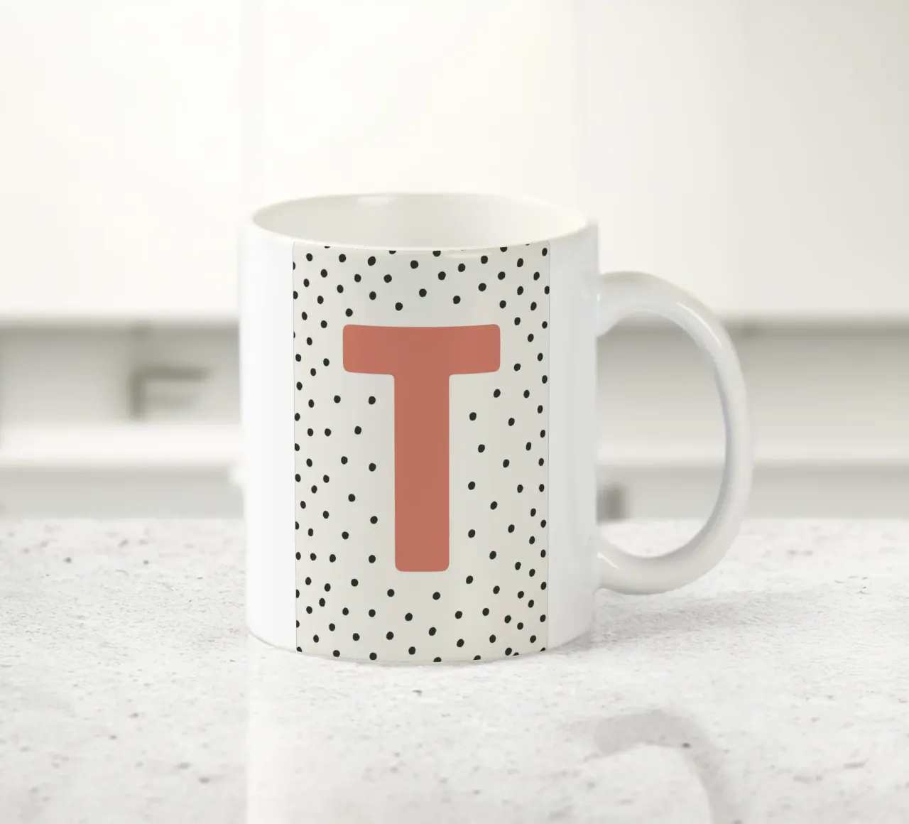 Iniziale T su motivo a pois - stile scandinavo tazza in ceramica da KidzStudio