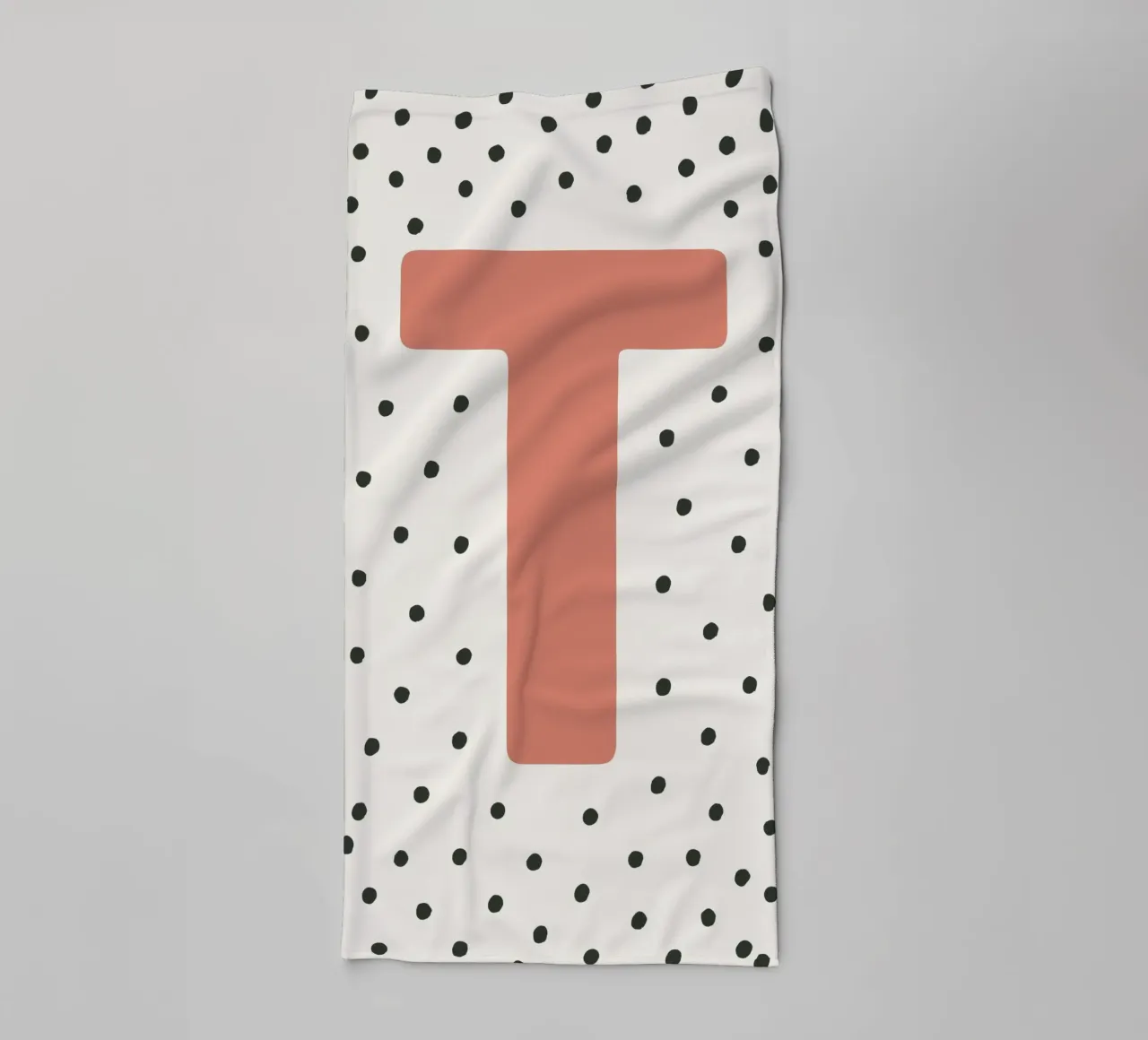 Initiale T auf Punktemuster – Skandinavischer Stil Handtuch von KidzStudio