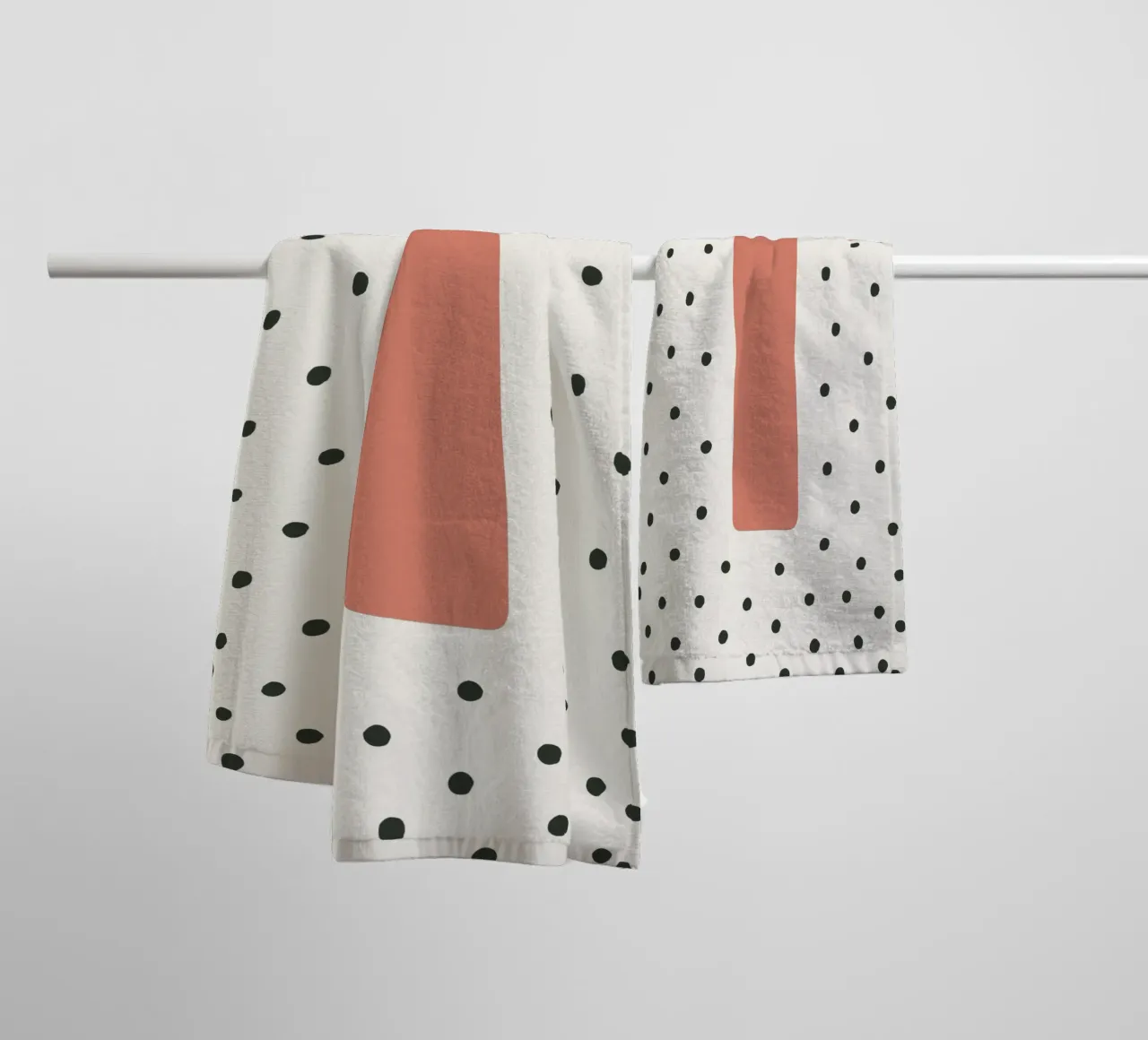 Iniziale T su motivo a pois - stile scandinavo asciugamano da bagno da KidzStudio