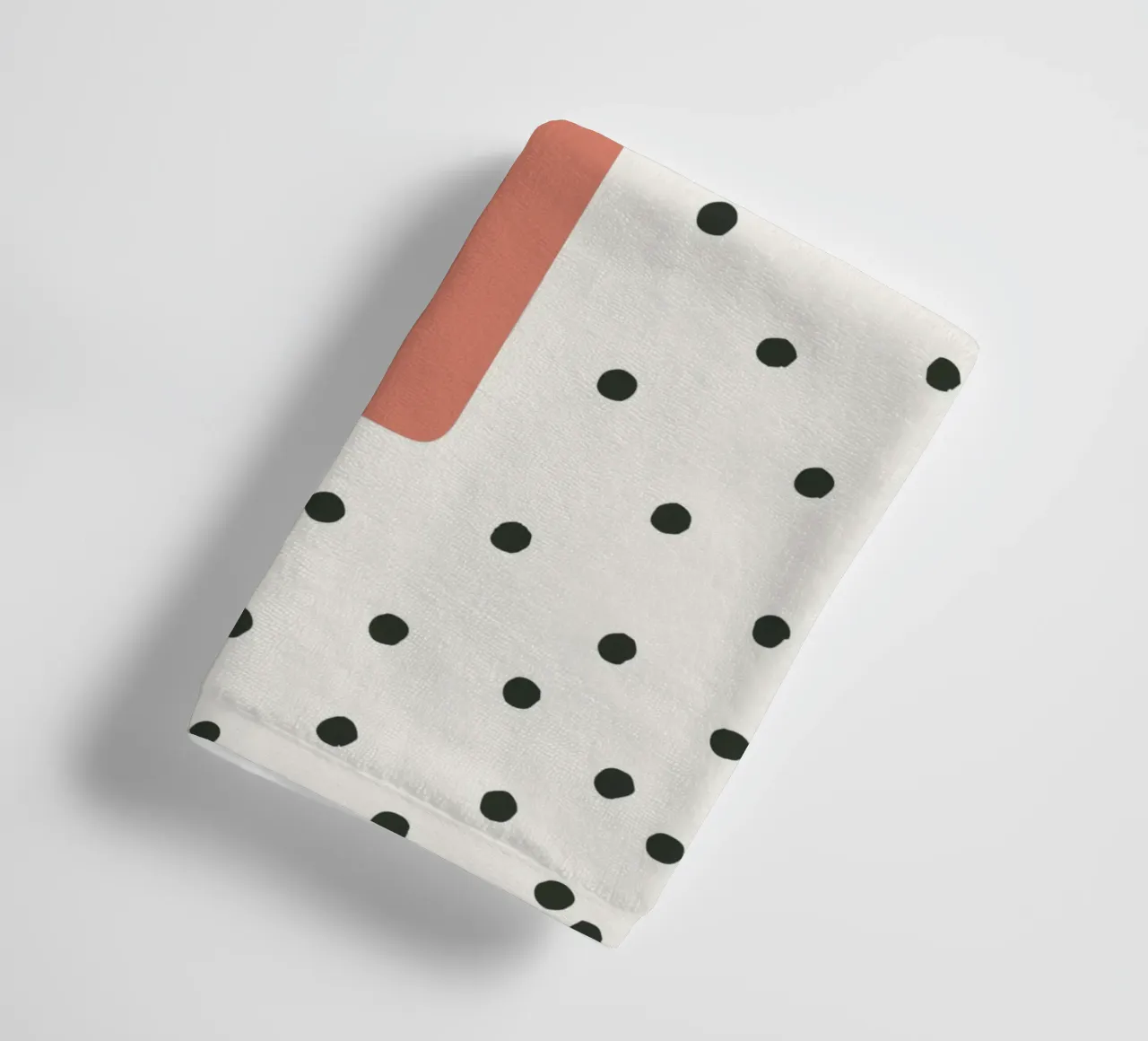 Initiale T auf Punktemuster – Skandinavischer Stil Handtuch von KidzStudio