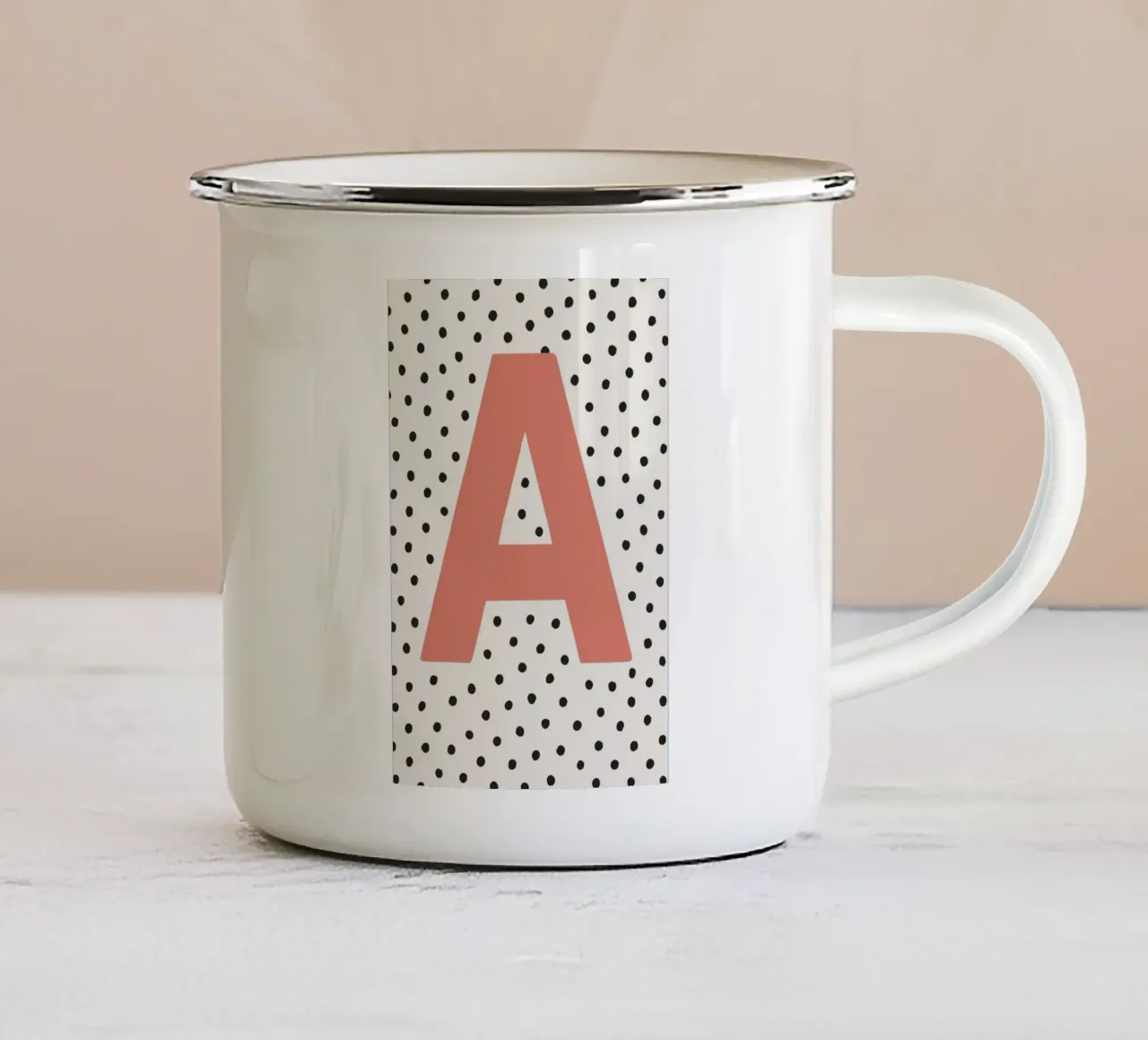 Alfabeto a pois tazza in smalto da KidzStudio