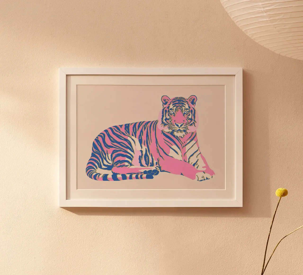 Tigre rosa poster con telaio in alluminio da Asha Designs