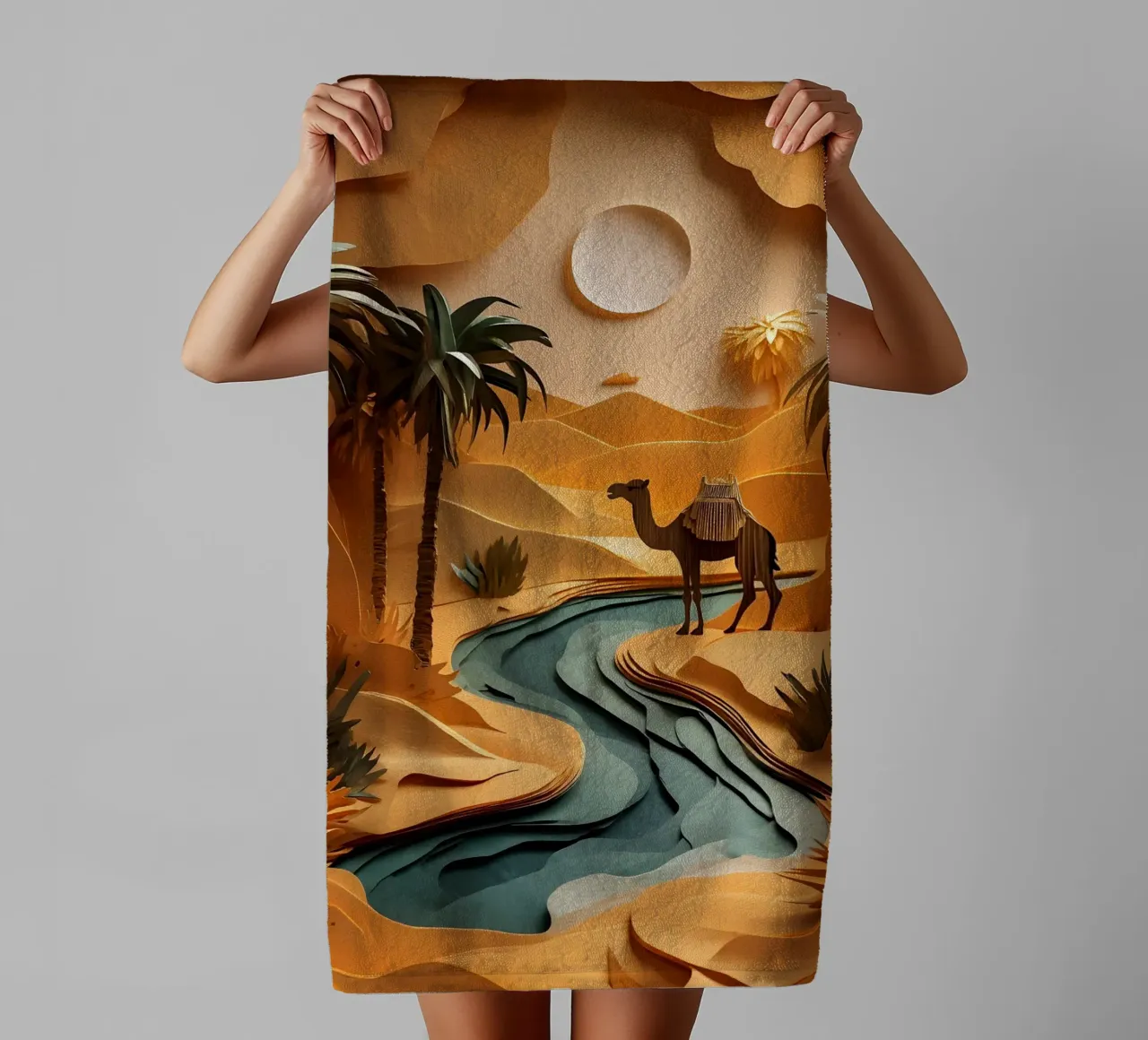 Cammello in un'oasi asciugamano da bagno da Papercut Gallery