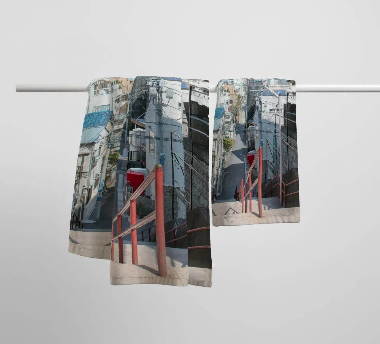 power lines fence street asciugamano da bagno da animal story home