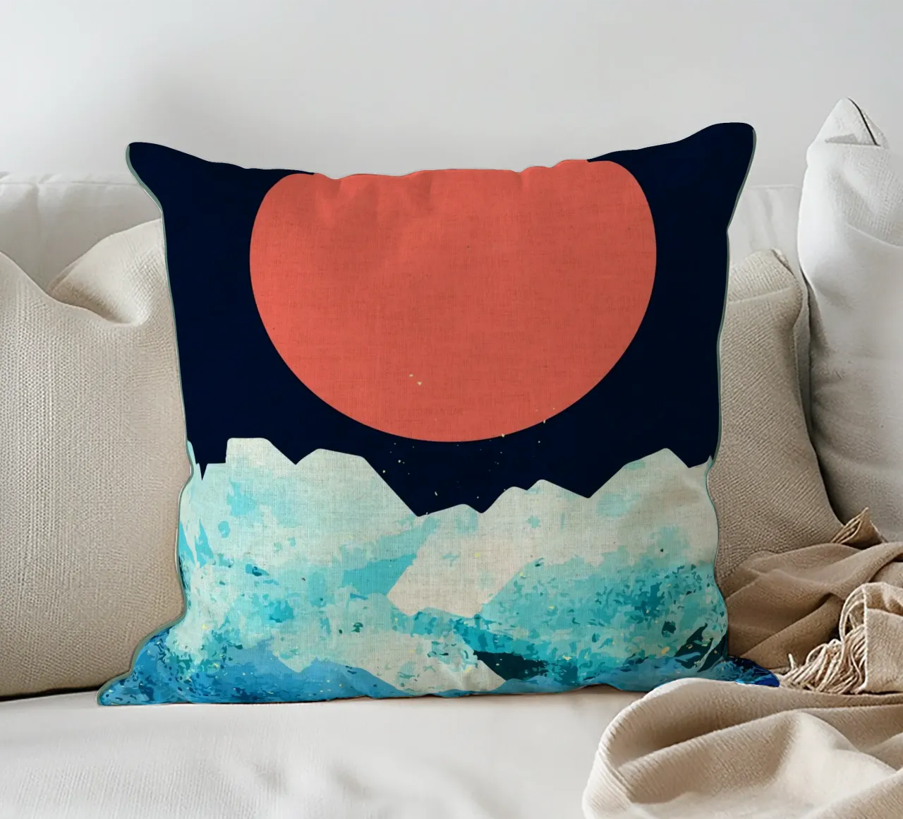 Un mare freddo di primavera cuscino da Ashley Studio