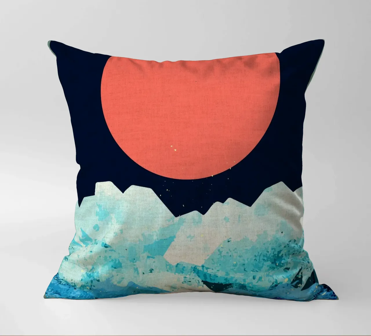 Un mare freddo di primavera cuscino da Ashley Studio