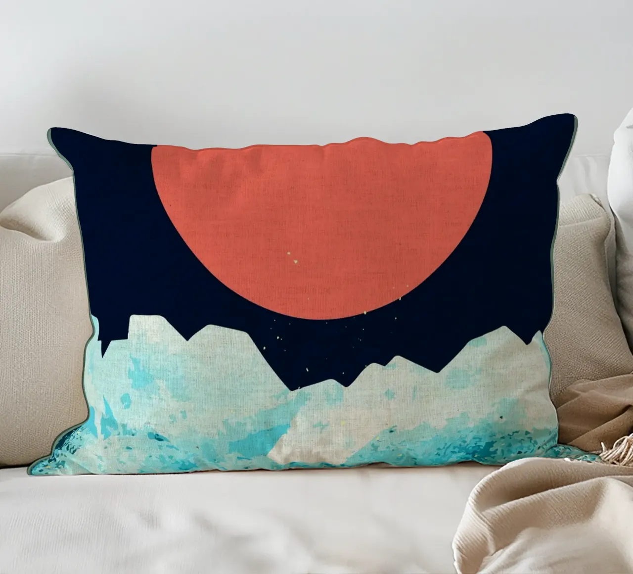Un mare freddo di primavera cuscino da Ashley Studio