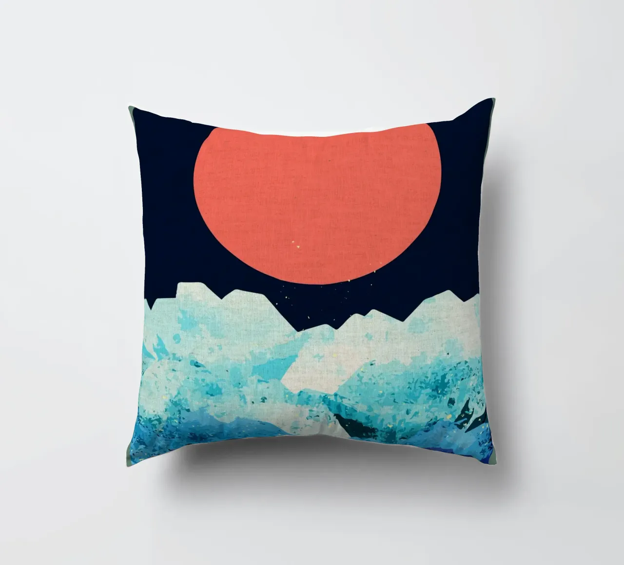 Un mare freddo di primavera cuscino da Ashley Studio