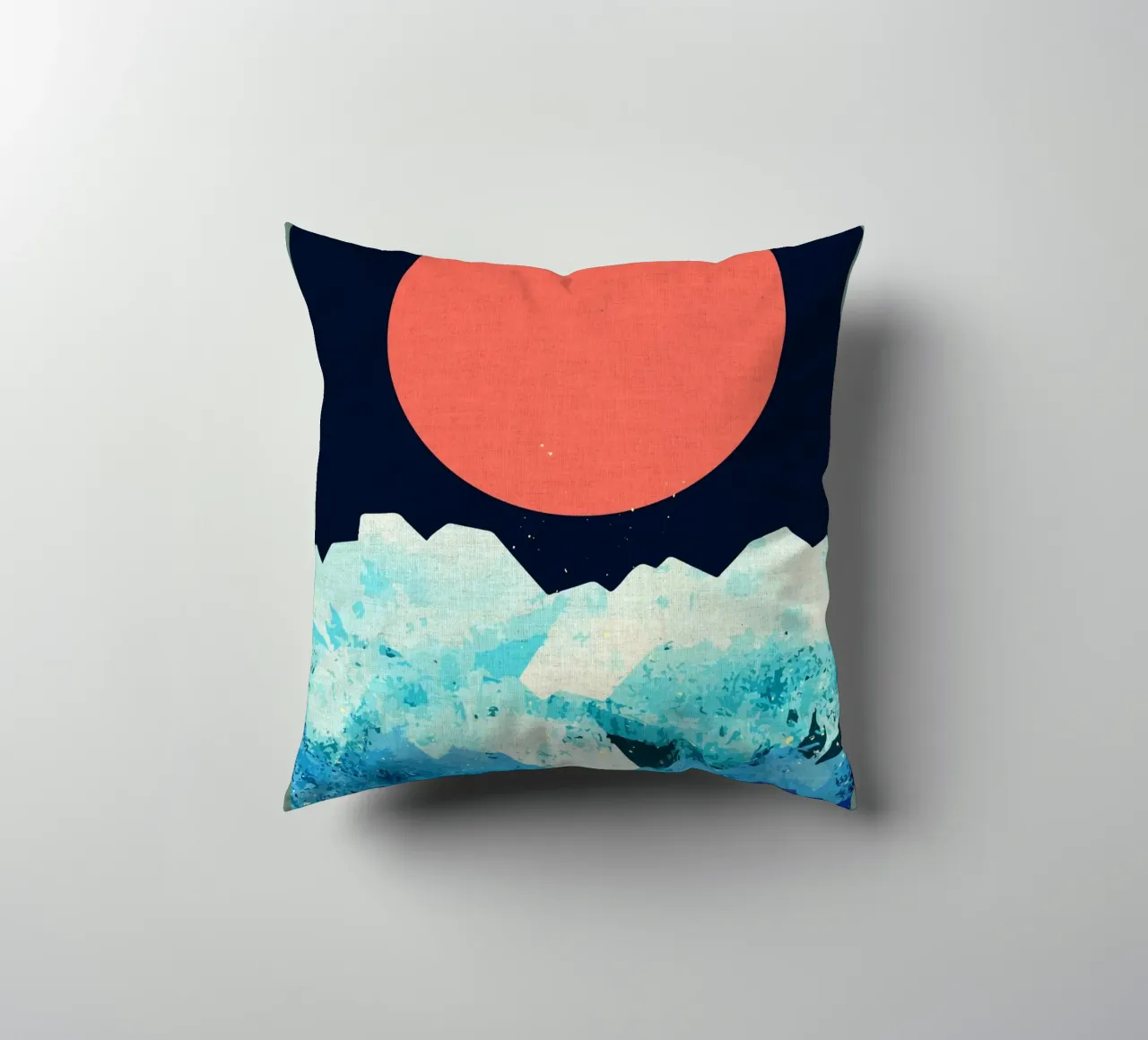 Un mare freddo di primavera cuscino da Ashley Studio
