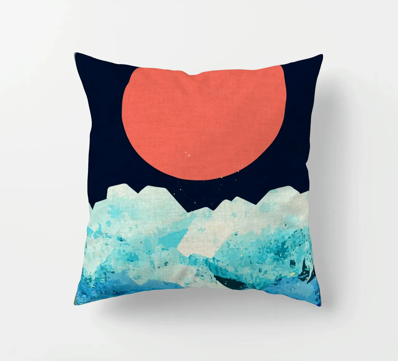 Un mare freddo di primavera cuscino da Ashley Studio