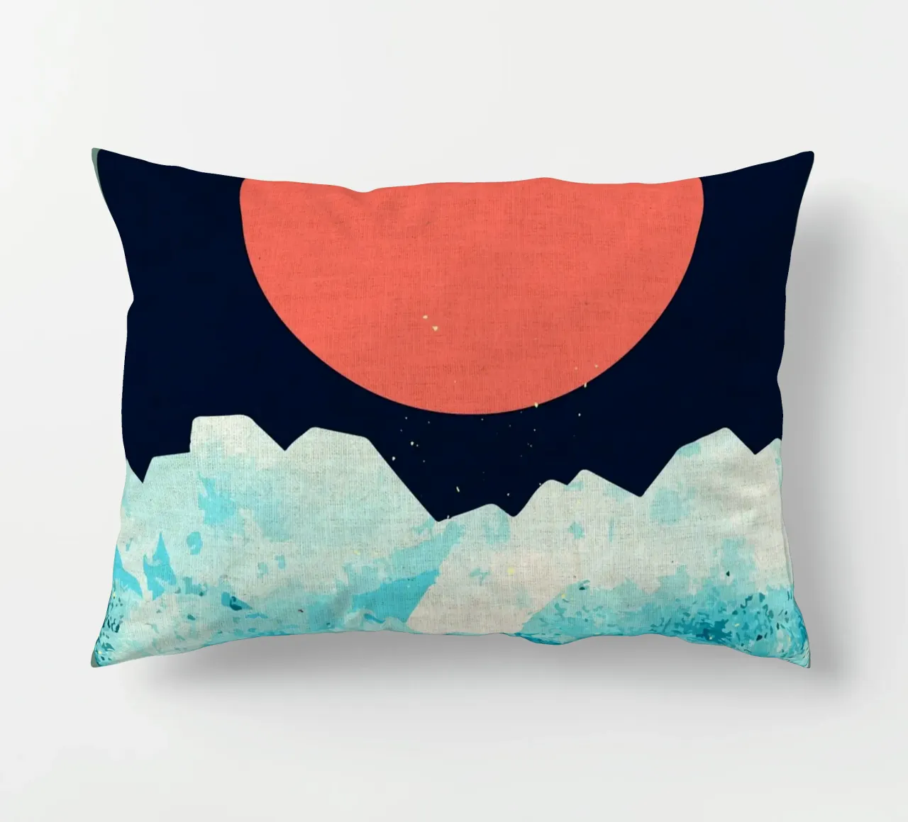 Un mare freddo di primavera cuscino da Ashley Studio
