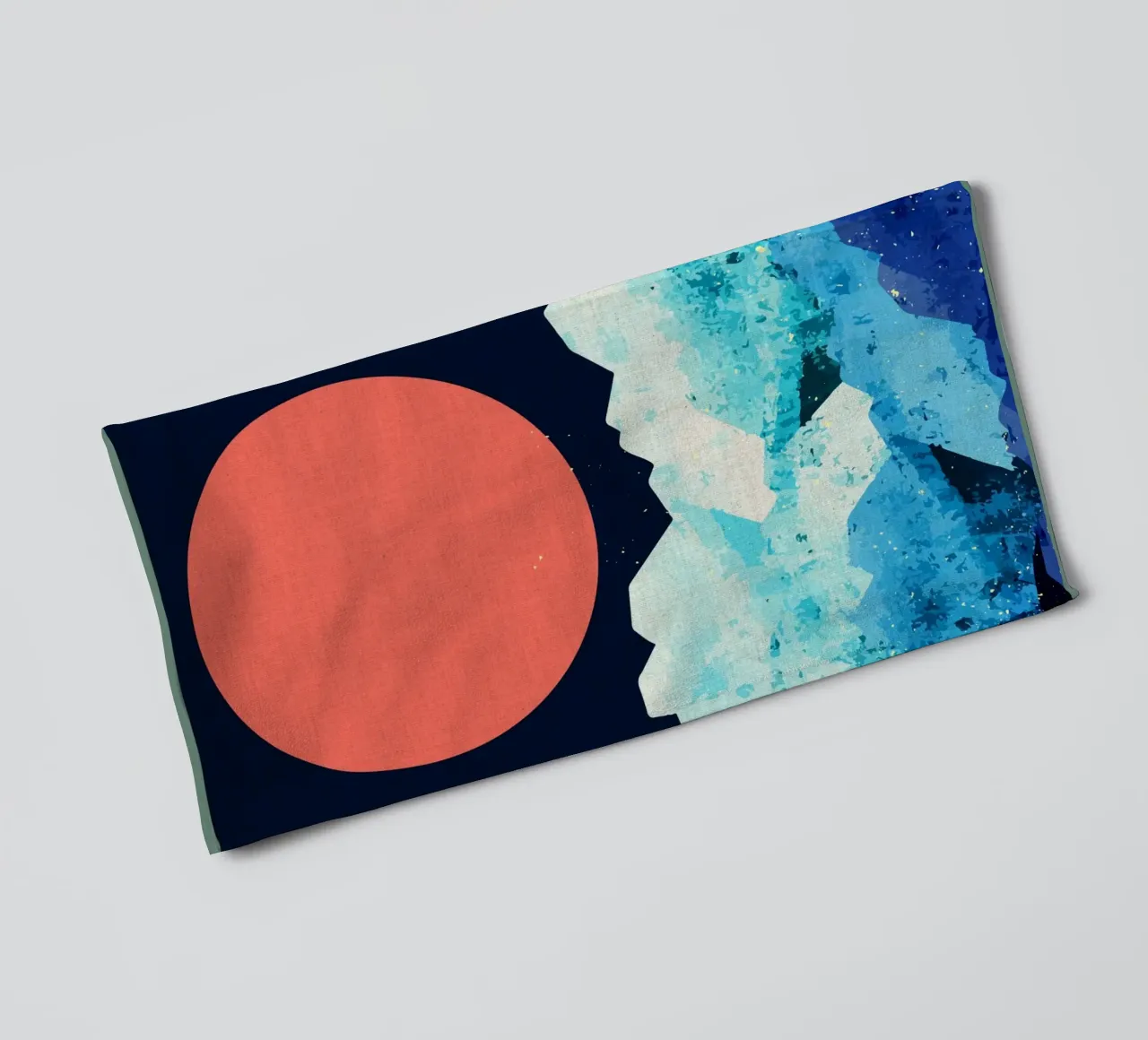 Un mare freddo di primavera asciugamano da bagno da Ashley Studio