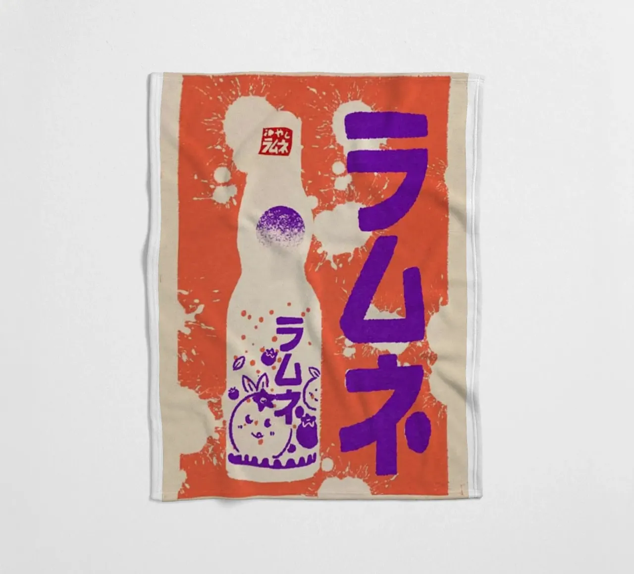 Limonata di mirtilli Ramune coperta in pile da Cocktail Drink