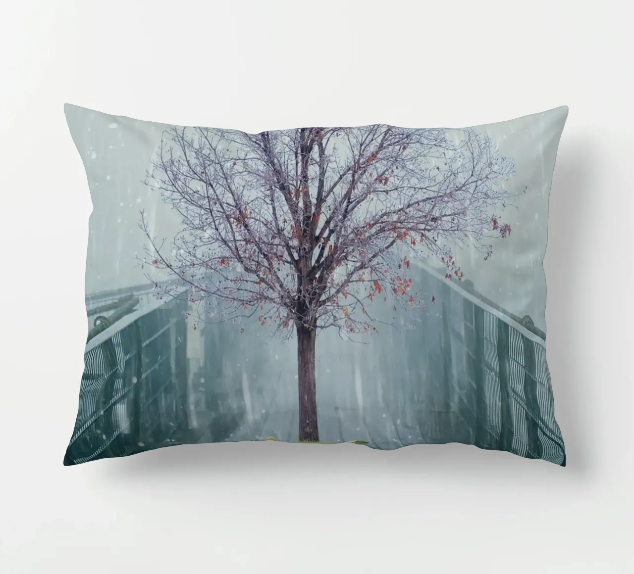 Baum auf Brücke im Winterschnee Kissen von Berwies Artwork