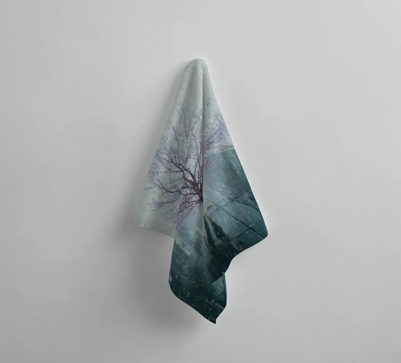 Albero su ponte con neve invernale asciugamano da bagno da Berwies Artwork