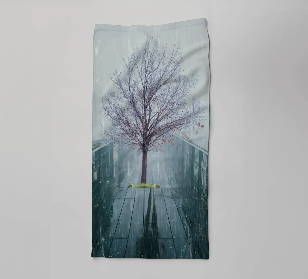 Albero su ponte con neve invernale asciugamano da bagno da Berwies Artwork